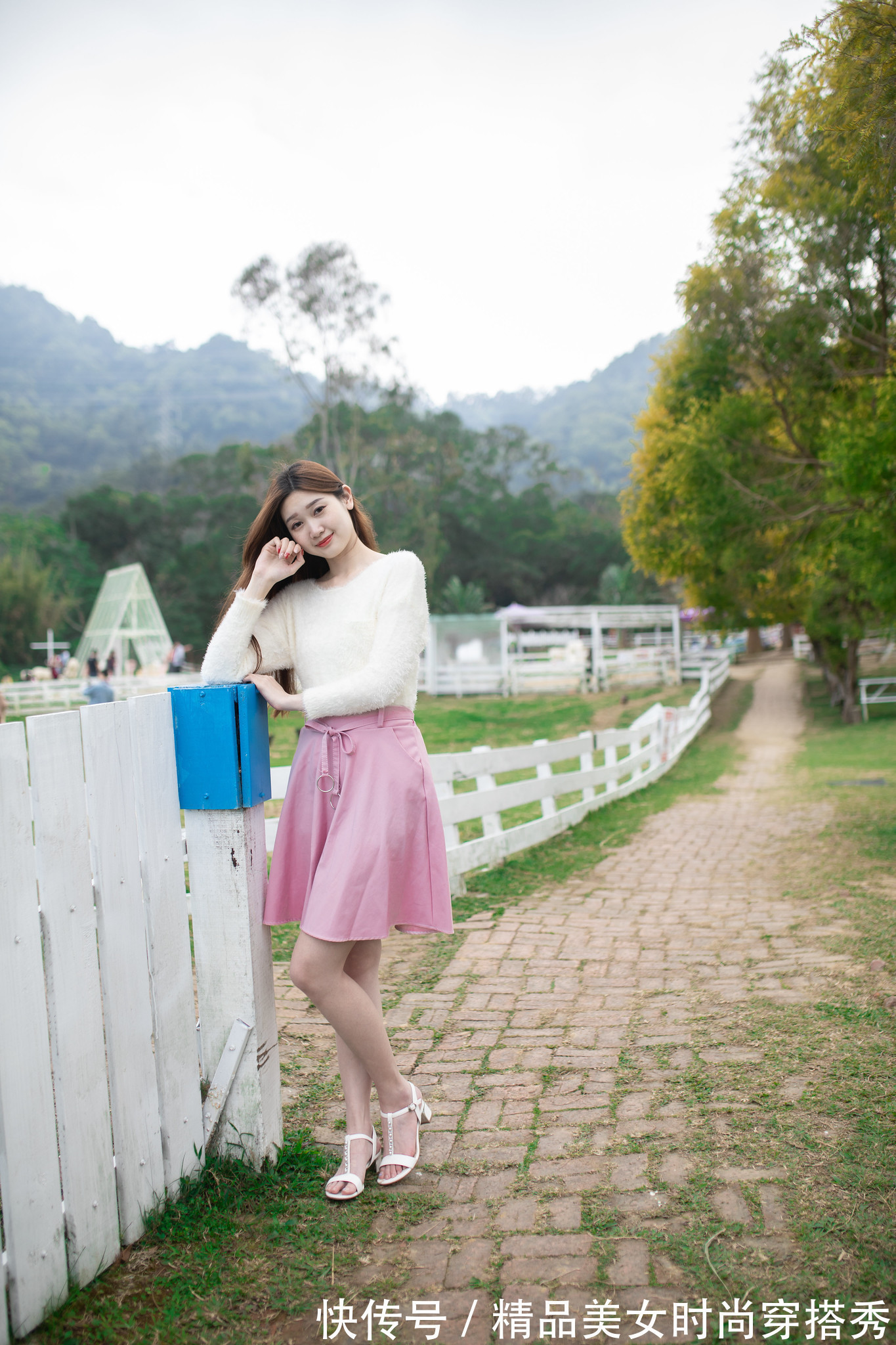 穿搭 甜美减龄的穿搭:粉色半身裙+白色小凉鞋,温柔甜美