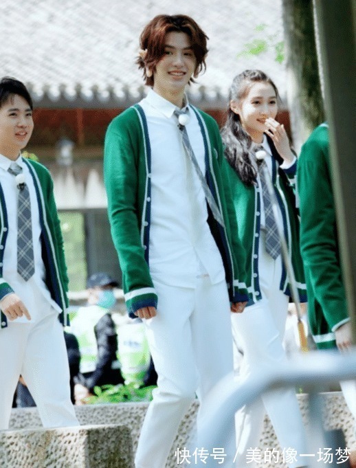 名牌|其他人名牌上都是本名，唯独baby的改了，看清后粉丝懵了！