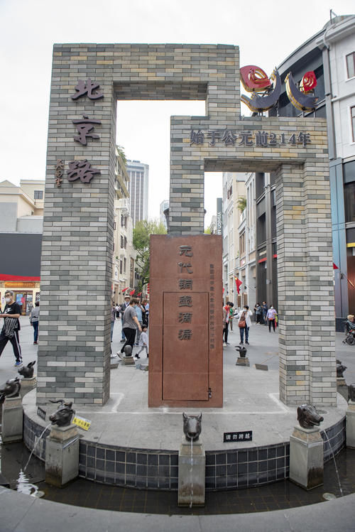 广州北京路一街之隔，又一网红马路出现，在紫荆花掩映下实在太美