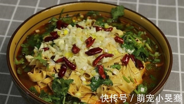 特色|豆腐皮别炒着吃了,教你一个特色做法,香辣美味,比吃肉还过瘾