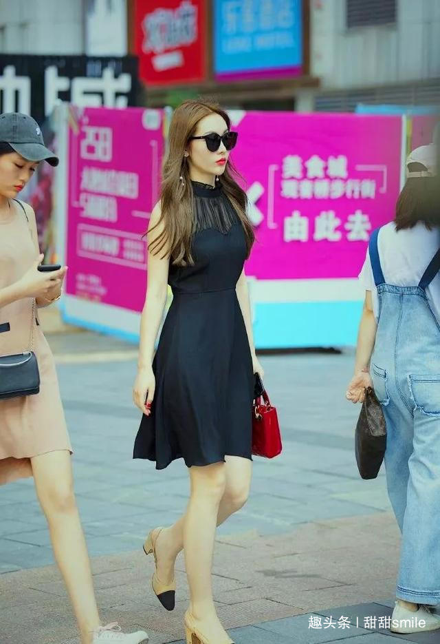 下半身 美女脚上搭配上一双露脚趾的高跟凉鞋,显得特别的有女人味