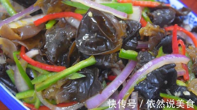 洋葱凉拌木耳最好吃的做法,简单美味又下饭,看看你喜欢吃不