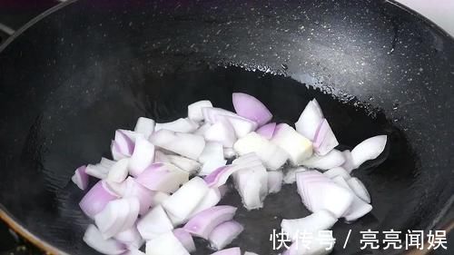 辣椒面|土豆不再炒着吃了,加1个洋葱,教你秘制一做,上桌就抢吃光