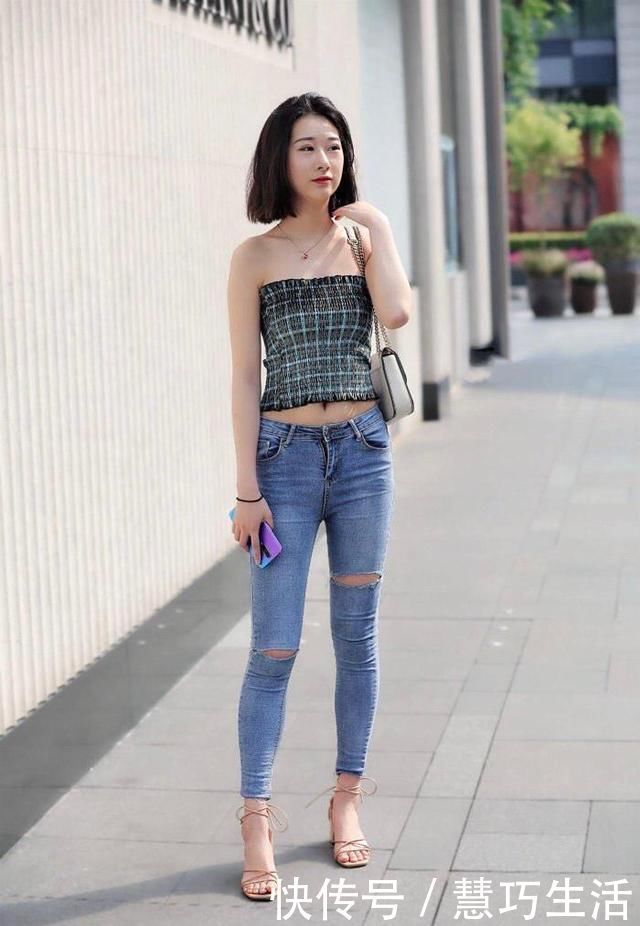 美成|“街拍女神”秋季穿搭果然迷人，抹胸上衣配牛仔裤，美成初恋女友