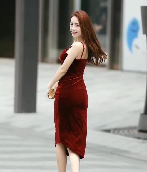 超显气质的丝绸吊带裙,优雅又高贵,拥有这一款就够你美了