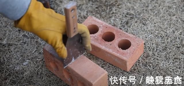 老爸不用水泥砂浆, 空心砖垒起来, 在院子里搭个烧烤台, 简单方便