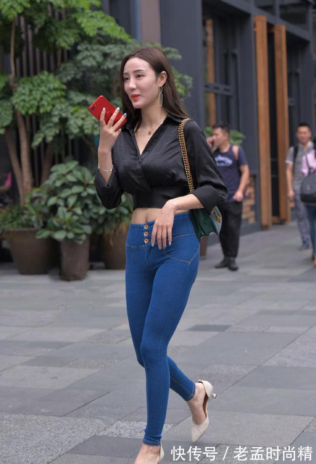 紧身牛仔裤 街拍:牛仔紧身裤小姐姐,身材真的没话说