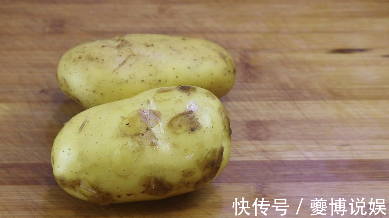自制薯片|土豆不再炒着吃了,教你1个新吃法,又香又脆,好吃过瘾