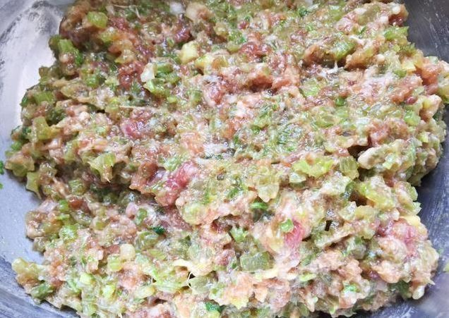 包牛肉馅饺子,牢牢记住4个调馅技巧,做出来又嫩又香,太实用了