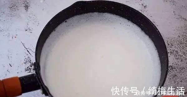 草莓丁|酸奶草莓冻这样做!简单4步不蒸不烤,一个奶锅就能做!