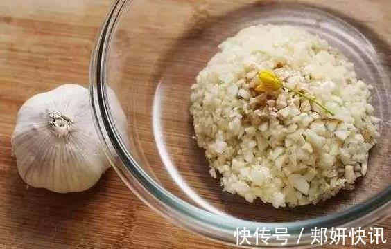 大蒜养花好处多，使用正确花草不生病虫害、黄叶情况少得多