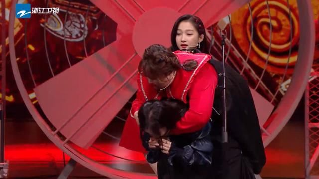 王牌综艺强捧小鲜肉，张靓颖镜头一剪没，汪苏泷带伤录制成背景板