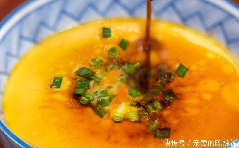 细腻|鸡蛋羹口感老蜂窝多?可能是你用错水了,学会这样做,细腻无蜂窝