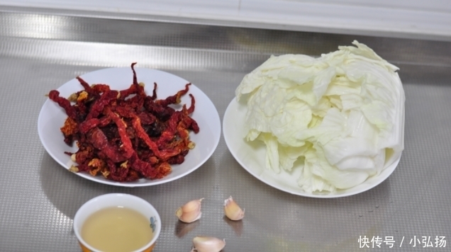 秋冬季节吃白菜,一斤不到三块钱,简单一炒就能上桌