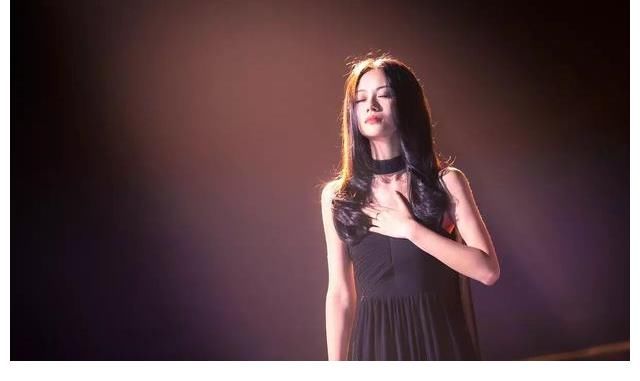 伍珂玥夺冠后,不仅签约了梦响强音,还成为了禁毒大使