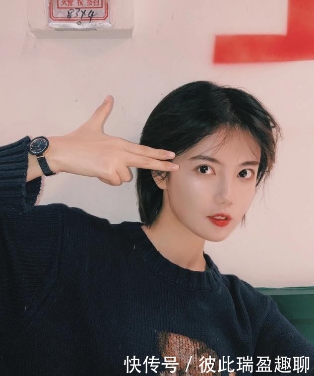 发型|女人过了50岁尽量少烫“大妈卷”,试试这5种发型,时髦显气质