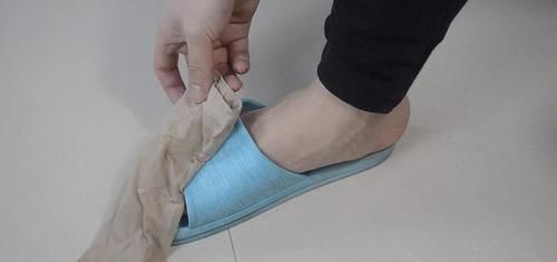 拖鞋上套一只丝袜,这个用途懂的人并不多,邻居见了纷纷学起来