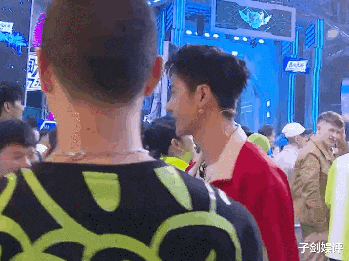 张艺兴|《这就是街舞4》录制花絮,张艺兴全员比心,王一博隔空卖萌!