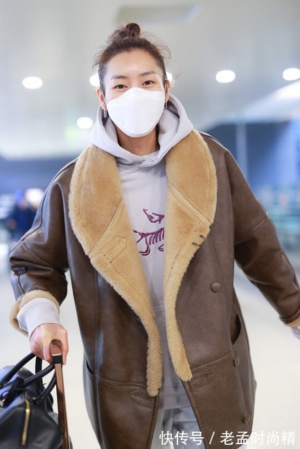 高级感|刘雯蓝色西装搭配长款毛呢外套,温柔又有气质