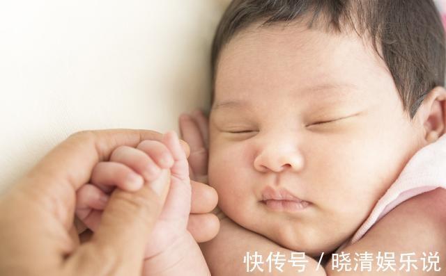 医生|2岁儿子频繁摸头,母亲觉得不对劲带去检查,医生幸亏来得及时