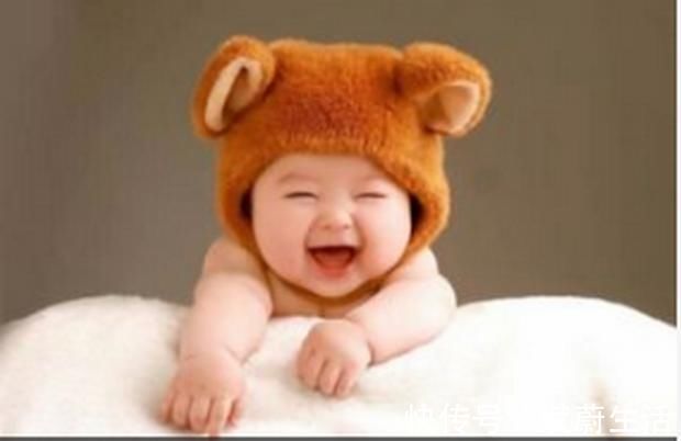 小家伙|宝宝出生后，这个行为出现越早，今后可能越聪明，你家宝宝有吗？