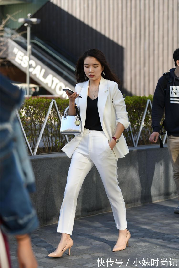 T恤 街拍:小姐姐红色的T恤搭配黑色高跟鞋,简约时尚,身材更显高挑