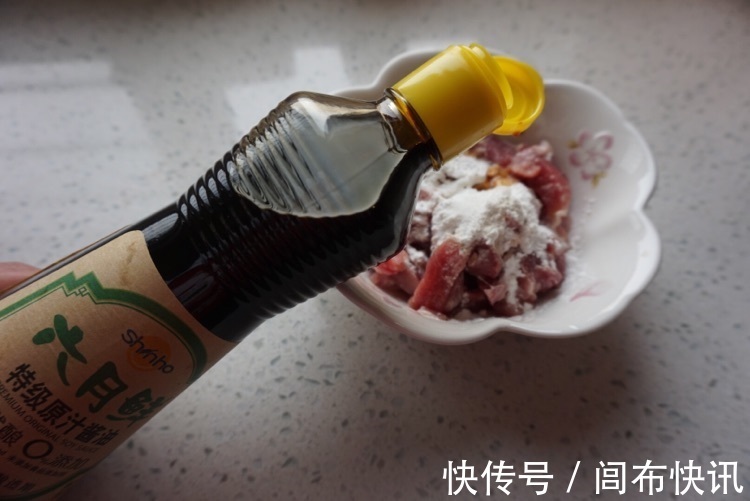 里脊|家常炒菜香菇焖里脊肉，鲜嫩可口，味道浓郁，实在太下饭了