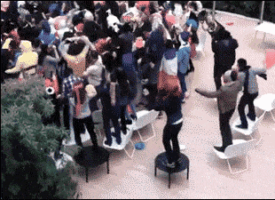 |搞笑GIF:女朋友很漂亮 就是脑子有点不好使