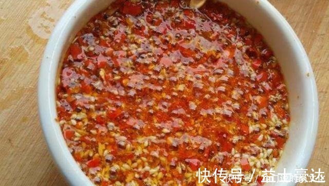 做辣椒油的时候，直接淋油肯定不对，大厨教你方法，又红又香