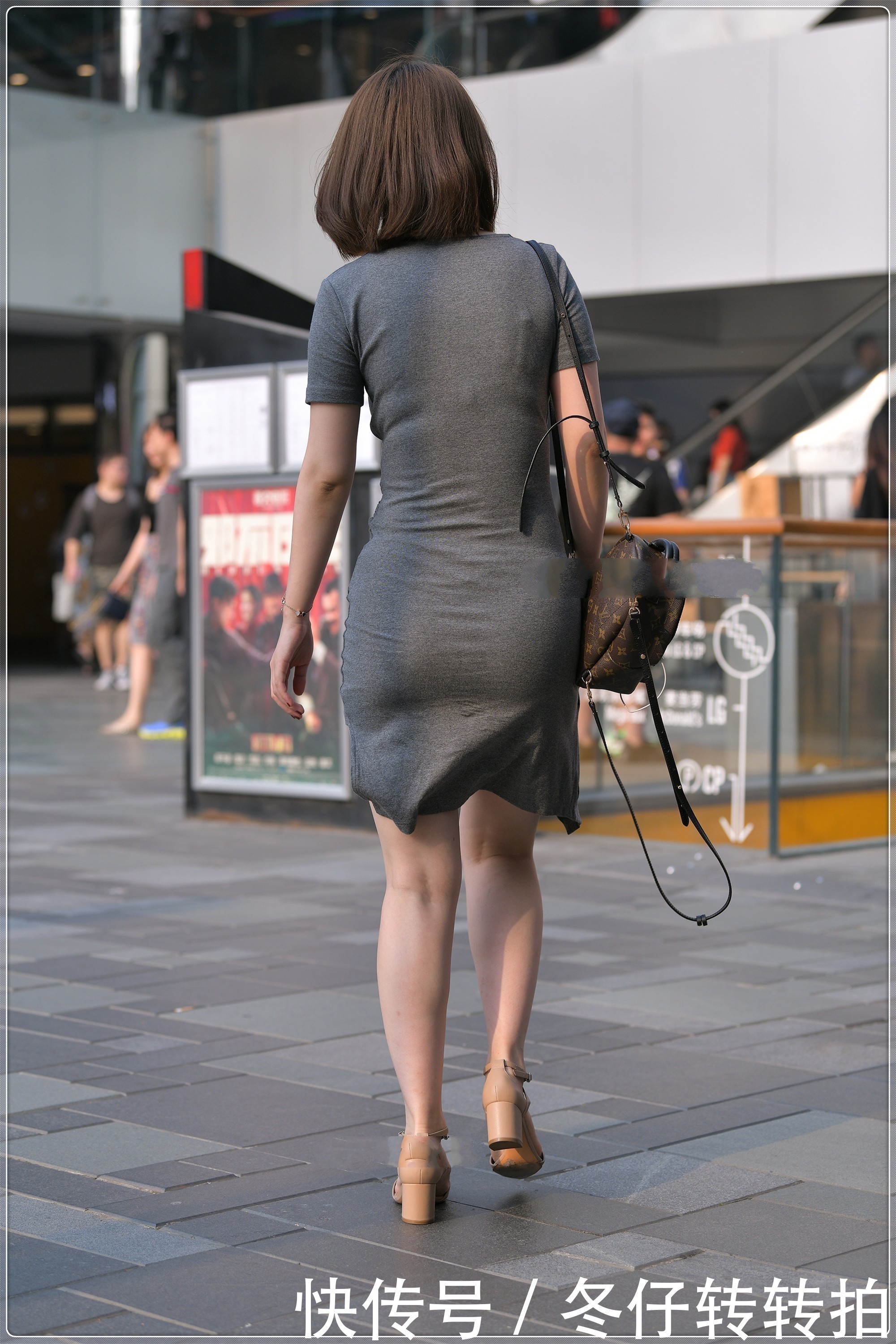 内敛|灰色V领修身连衣裙搭配浅棕尖角鞋,低调内敛,质感十足