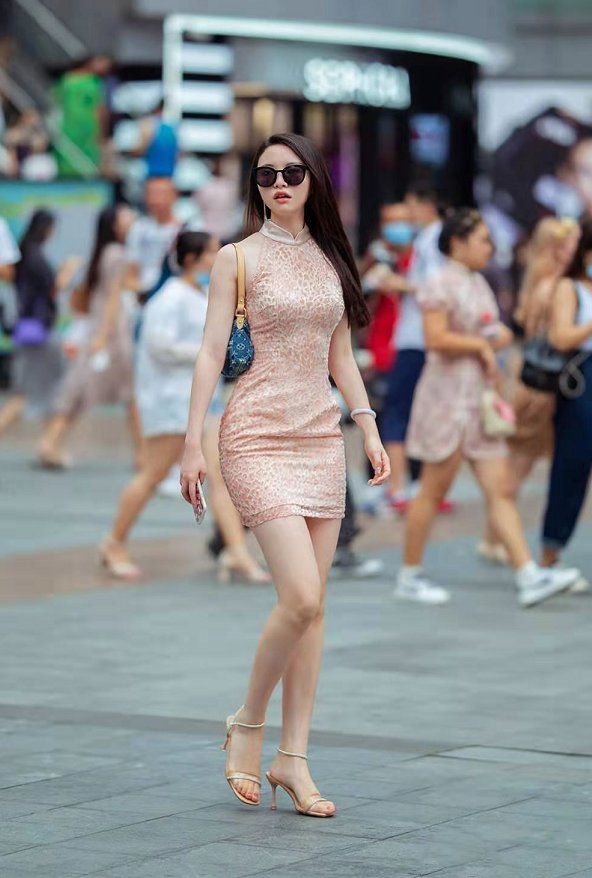 修身版型连衣裙展现好身材，性感十足