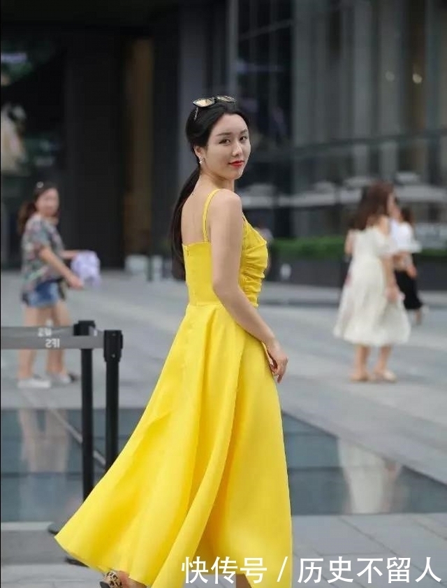 路人街拍,侧拍的小姐姐,身材高挑,毫无瑕疵,简直棒极了