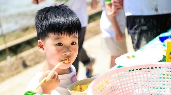 稻田|亲子下地插秧、田间搭灶做饭,还能在稻田里蛙泳……泥娃娃们,带着爸妈冲鸭