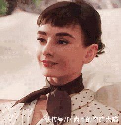 奥黛丽赫本|丝巾你还围出大妈味道？学会这小巧思，胜过你买一百件土气新衣