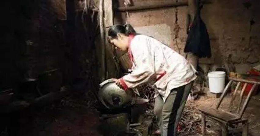 孕妇|28岁孕妈在家突发急产,胎儿伸手喊“救命”,医生检查后却急哭了