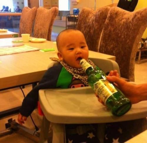酒精|爷爷低俗的逗娃方式，让2岁孙子再也醒不来，别让恶趣味害了孩子