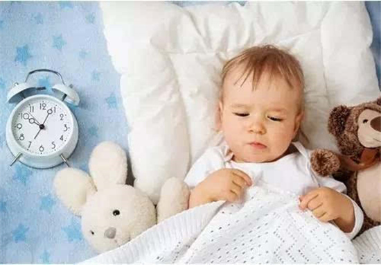 ＂午睡＂和＂从不午睡＂的孩子，长大后差距明显，让孩子这样睡才正确