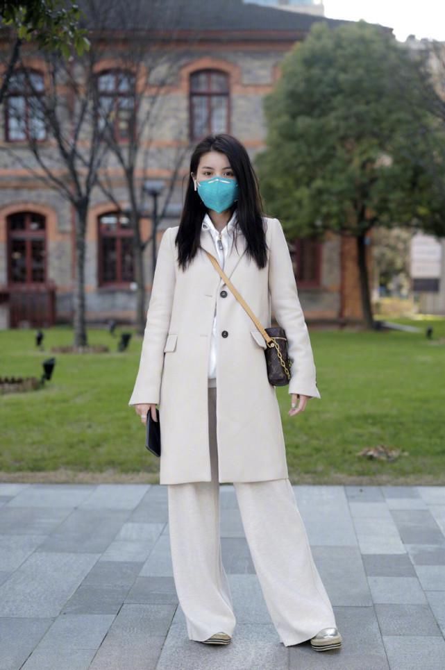 黑裤穿腻了，那就来试试这几款“彩色裤子”，洋气时髦不撞衫