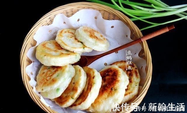 搅拌均匀|手不沾面，教你做葱花饼，早起5分钟搞定，越放越香软