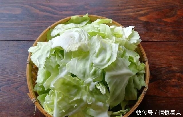 饭店炒的包菜为啥又香又脆,自己却总做不好,大厨:关键在这一步