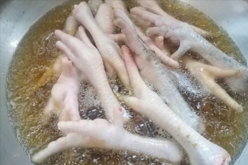 冰水|虎皮鸡爪,怎样才能起虎皮?谨记关键1步,皮酥肉嫩,一嗦就脱骨