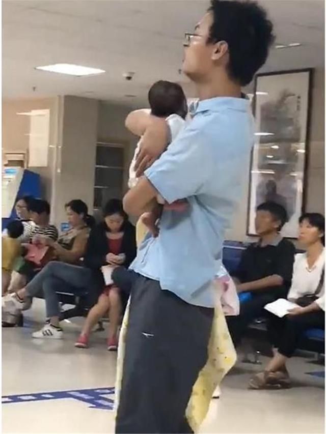 全身|“慌张宝爸”意外火了,抱着孩子全身都在抗拒,转过身来网友乐了