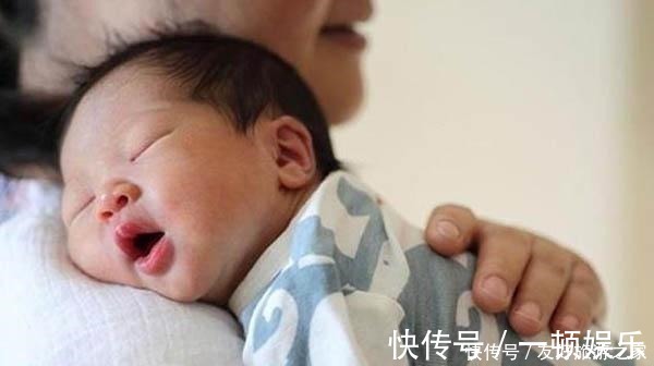 孩子|新生儿该怎么睡医生建议抱着睡好处多,但过了这个月份要停止