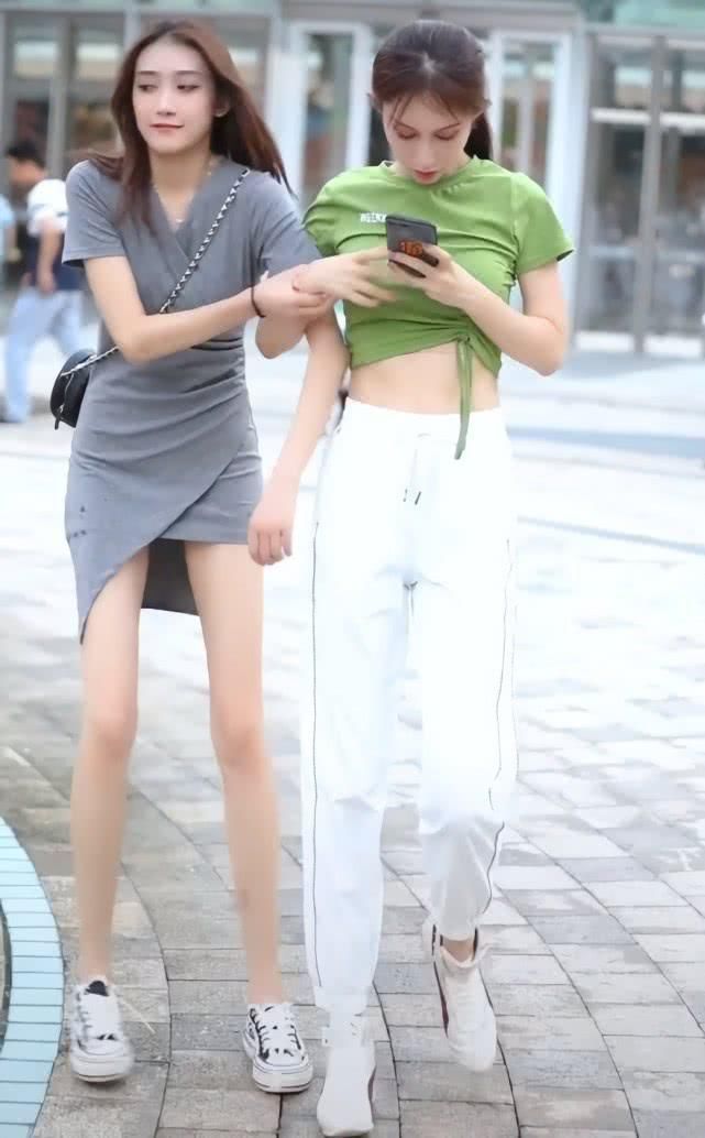 有种“不抢风头”叫“你穿裙子，我穿短T”，真闺蜜就是我们“都是焦点”