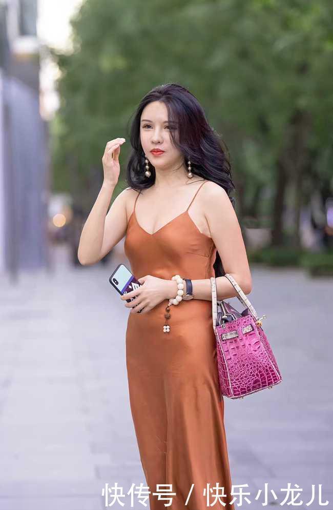 美女身穿金色晚制服出门,崇高气质填塞风韵