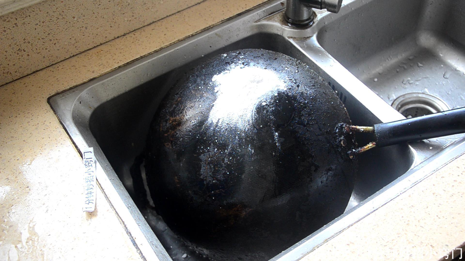 不管锅底油垢多脏多厚,只需撒一把,5分钟去除干净,太实用了