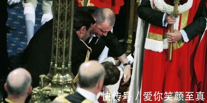 贵族子弟|英国的提袍男童,必须由贵族子弟担任,曾在女王演讲时晕倒
