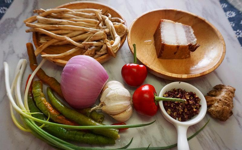 腊肉干锅茶树菇，妥妥的“米饭杀手”，手残党也能轻松搞定