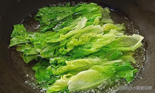 蚝油生菜很多人做错了，教几个小技巧，脆嫩鲜香不发黑，特爽口