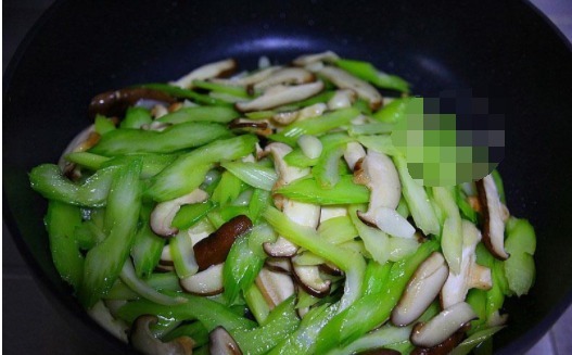 芹菜这样炒,虽是素菜,吃起来比肉还香,成本只要几块钱